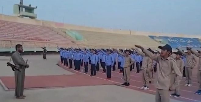 بالفيديو.. الحوثيون يحولون ملعبًا إلى معسكر لتدريب الأطفال على القتال

