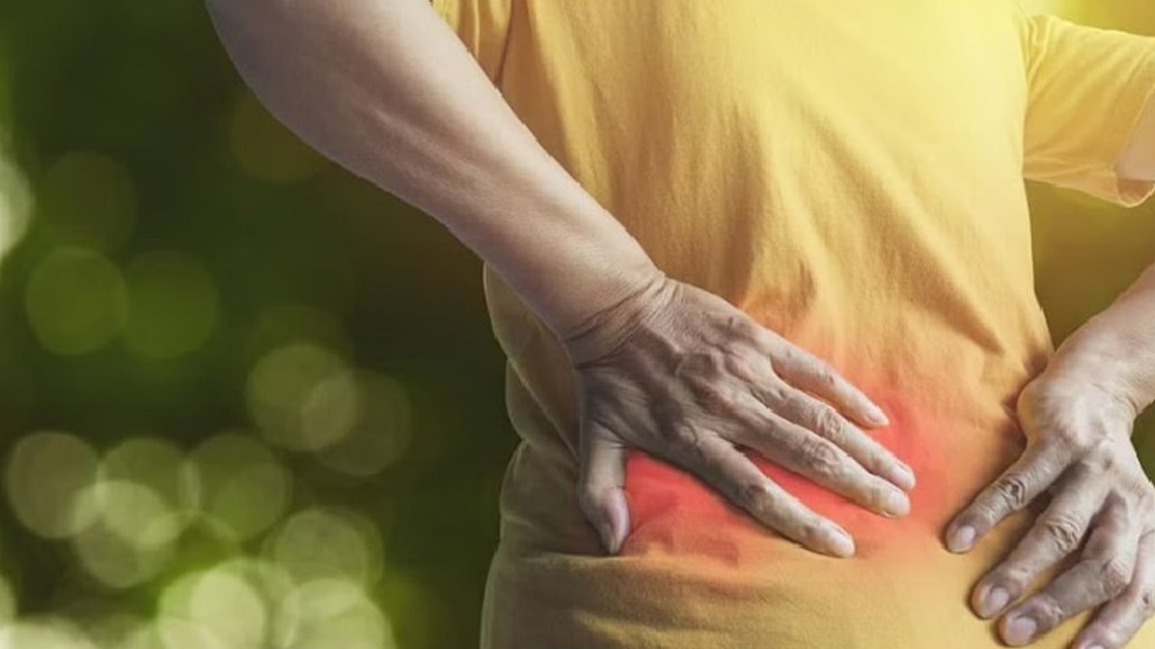 استشاري يوضح وسائل علاج آلام فقرات الظهر