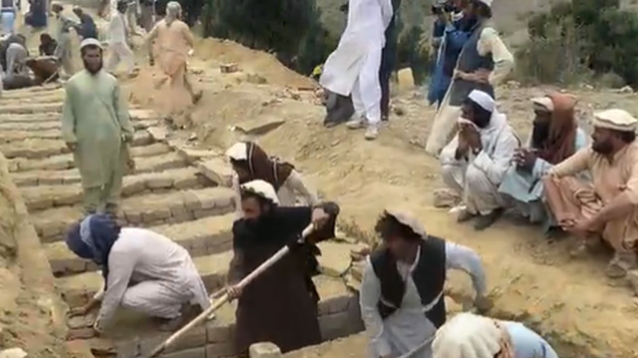 أفغانستان.. مشاهد مؤلمة لحفر مقابر جماعية لدفن ضحايا الزلزال
