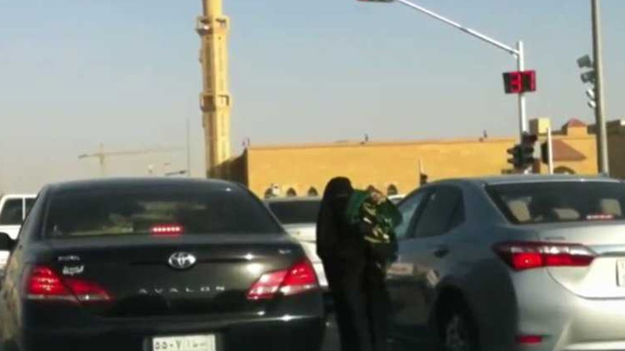 ضبط مواطنة نشرت مقطعًا مصورًا تتحدث خلاله باللغة البنجلادشية لممارسة التسول
