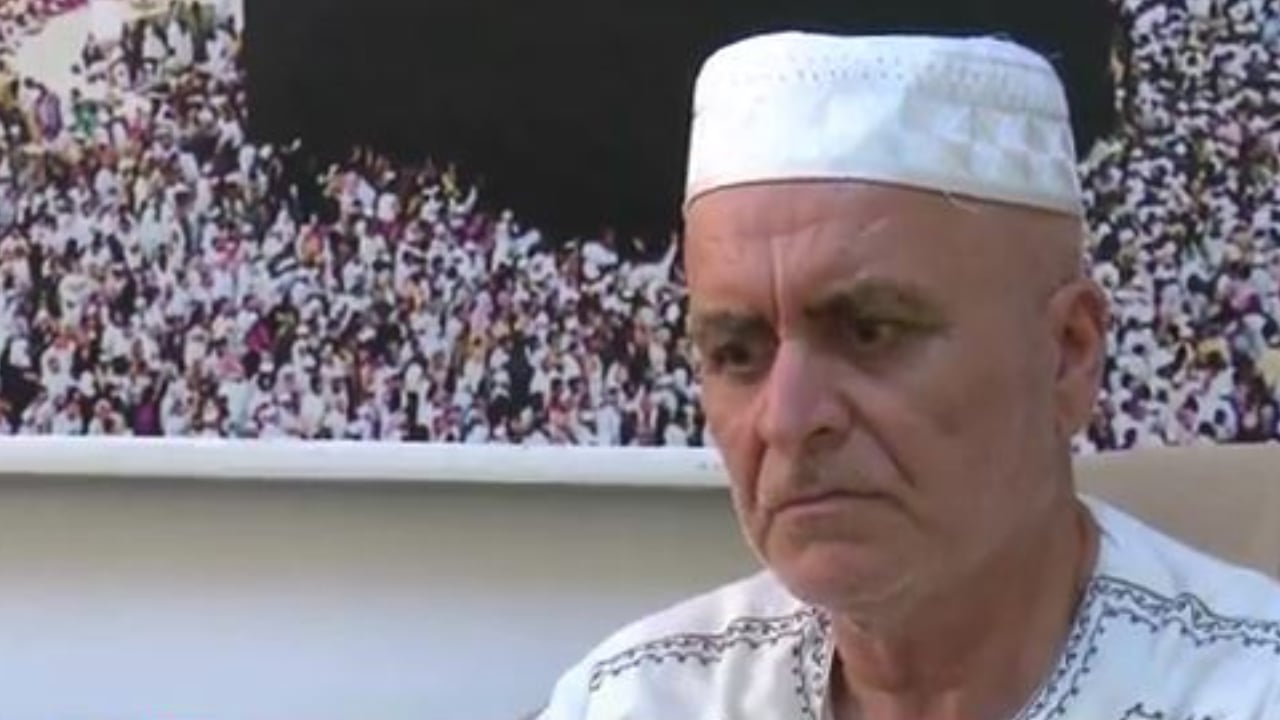 كفيف جزائري يستعد برفقة زوجته لرحلة الحج (فيديو)