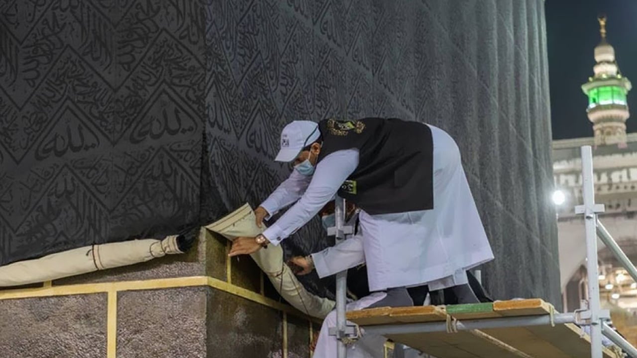 بالفيديو.. بدء أعمال رفع كسوة الكعبة المشرفة استعدادًا للحج
