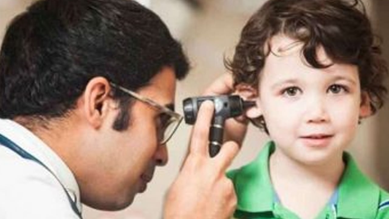زوجان يقاضيان «أبل» لتسببها في فقدان سمع ابنهما بشكل دائم
