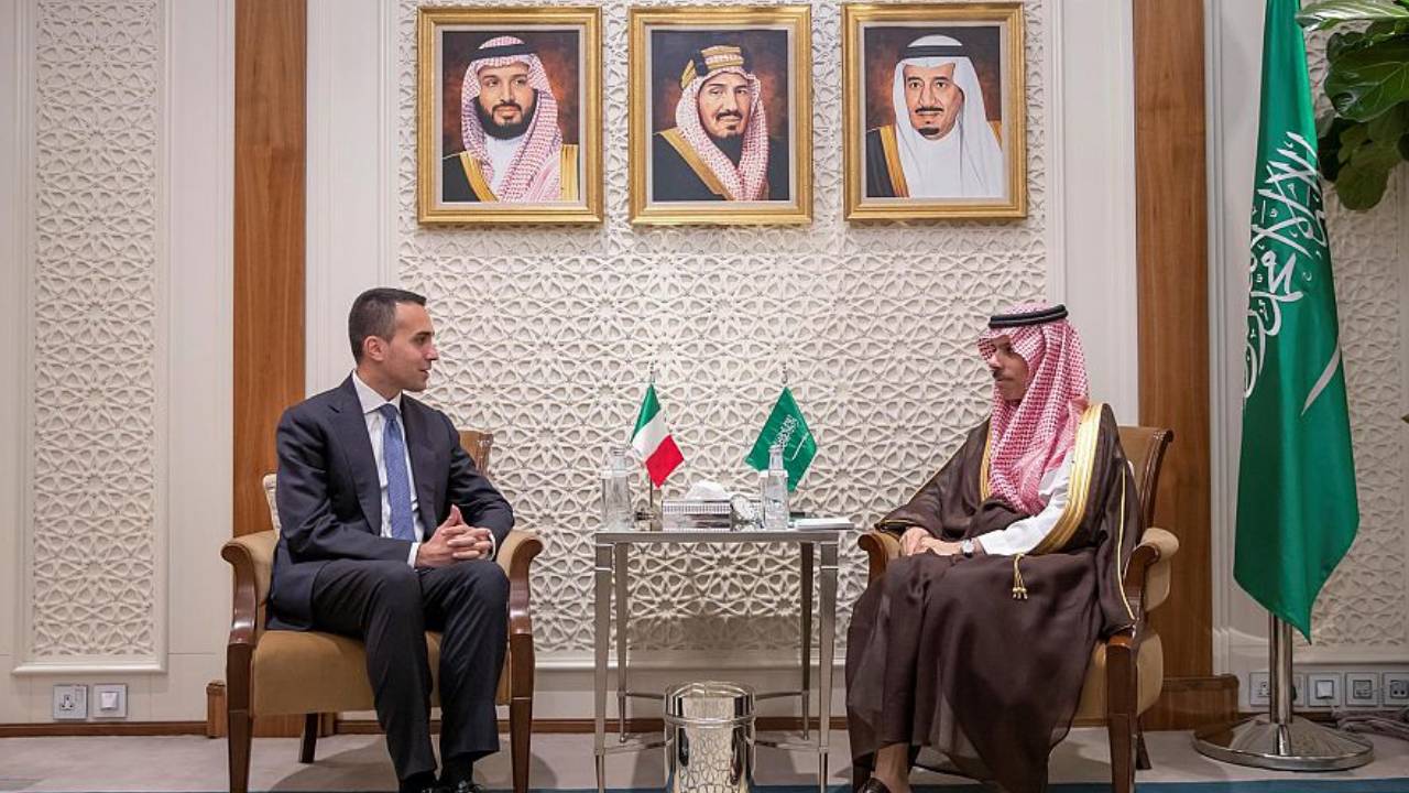 تزامنًا مع مرور 90 عامًا على بداية العلاقات الدبلوماسية.. وزير الخارجية يستقبل نظيره الإيطالي 