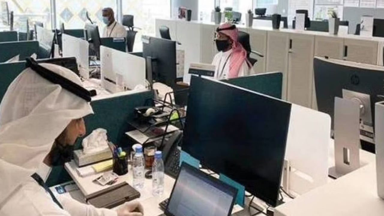 للرجال والنساء.. «الموارد البشرية» تعلن عن 36 وظيفة شاغرة للعمل عن بعد
