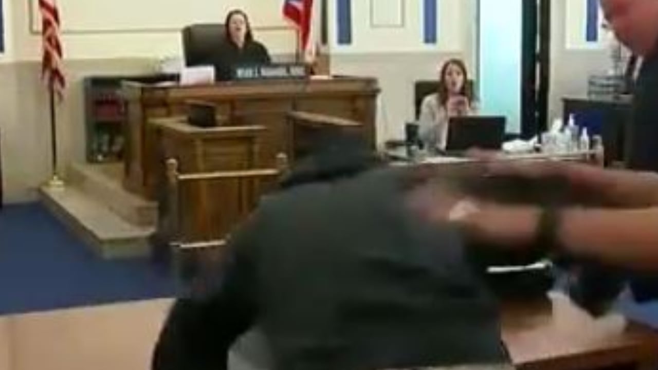 أب ينهال بالضرب على المتهم بقتل زوجته وطفله داخل قاعة المحاكمة بأمريكا (فيديو)