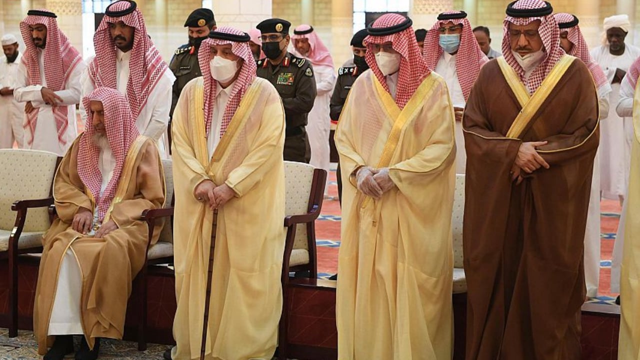 بالصور.. أمير الرياض يؤدي صلاة الميت على الأميرة موضي بنت مساعد 