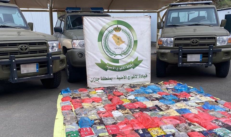 الإطاحة بمواطن بحوزته 93 كيلو حشيش و17 ألف قرص إمفيتامين بجازان  
