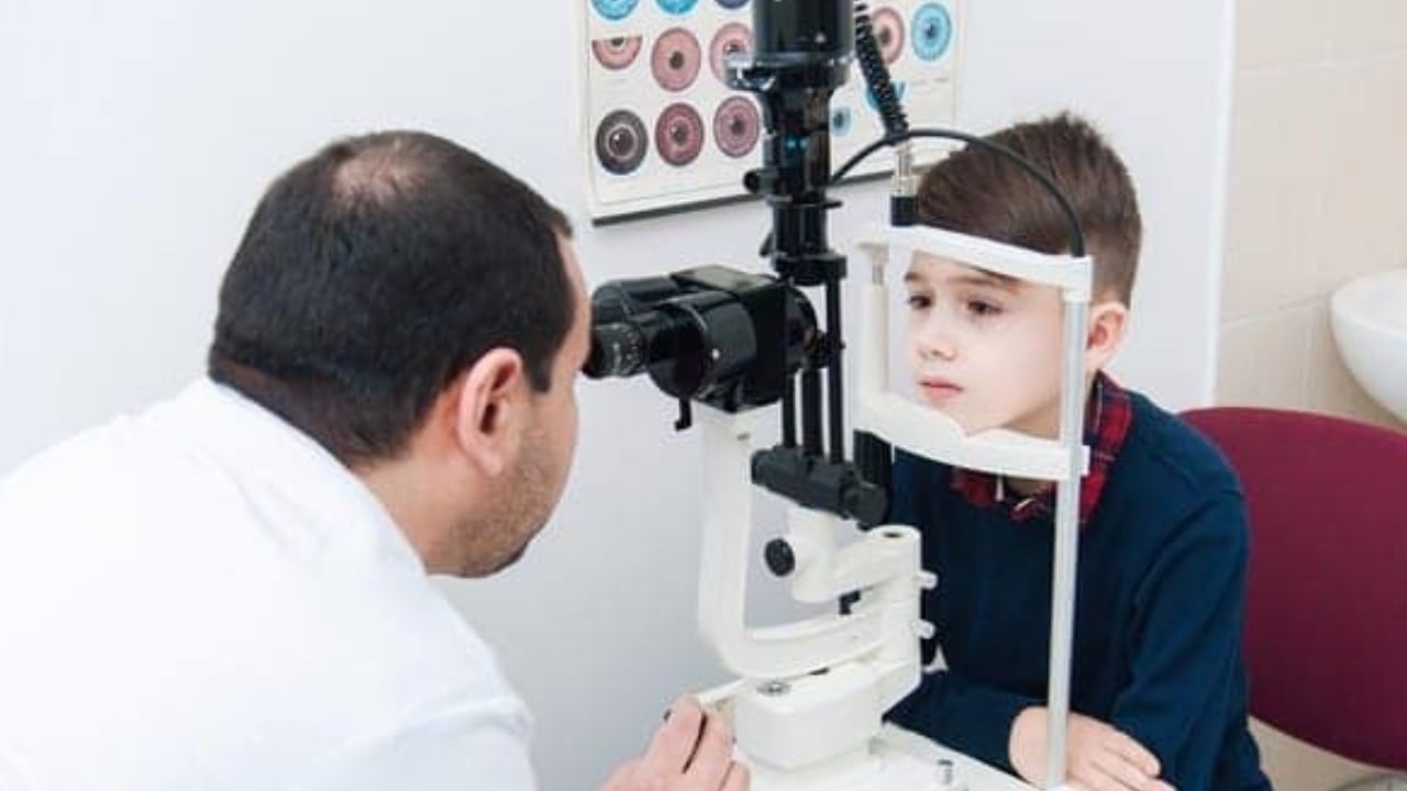 6 علامات تظهر على الطفل تحتاج إلى فحص طبي للعيون