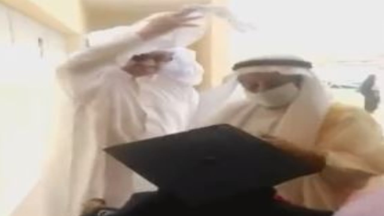 بالفيديو.. أبٌ وجدٌّ يحتفلان بتخرج ابنتهما من ذوي الإعاقة بطريقة خاصة والطالبة تعلق
