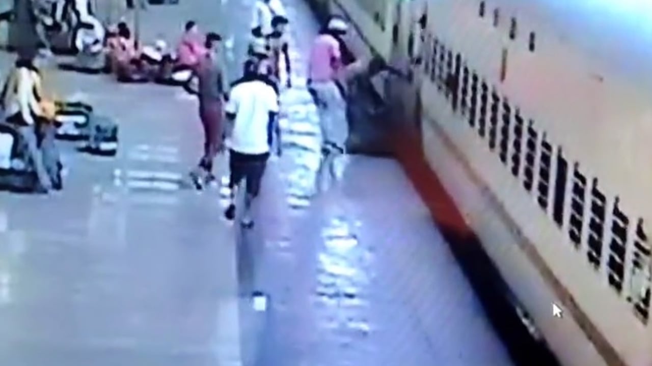 بالفيديو.. عامل ينقذ سيدة من موت محقق أسفل عجلات قطار بالهند
