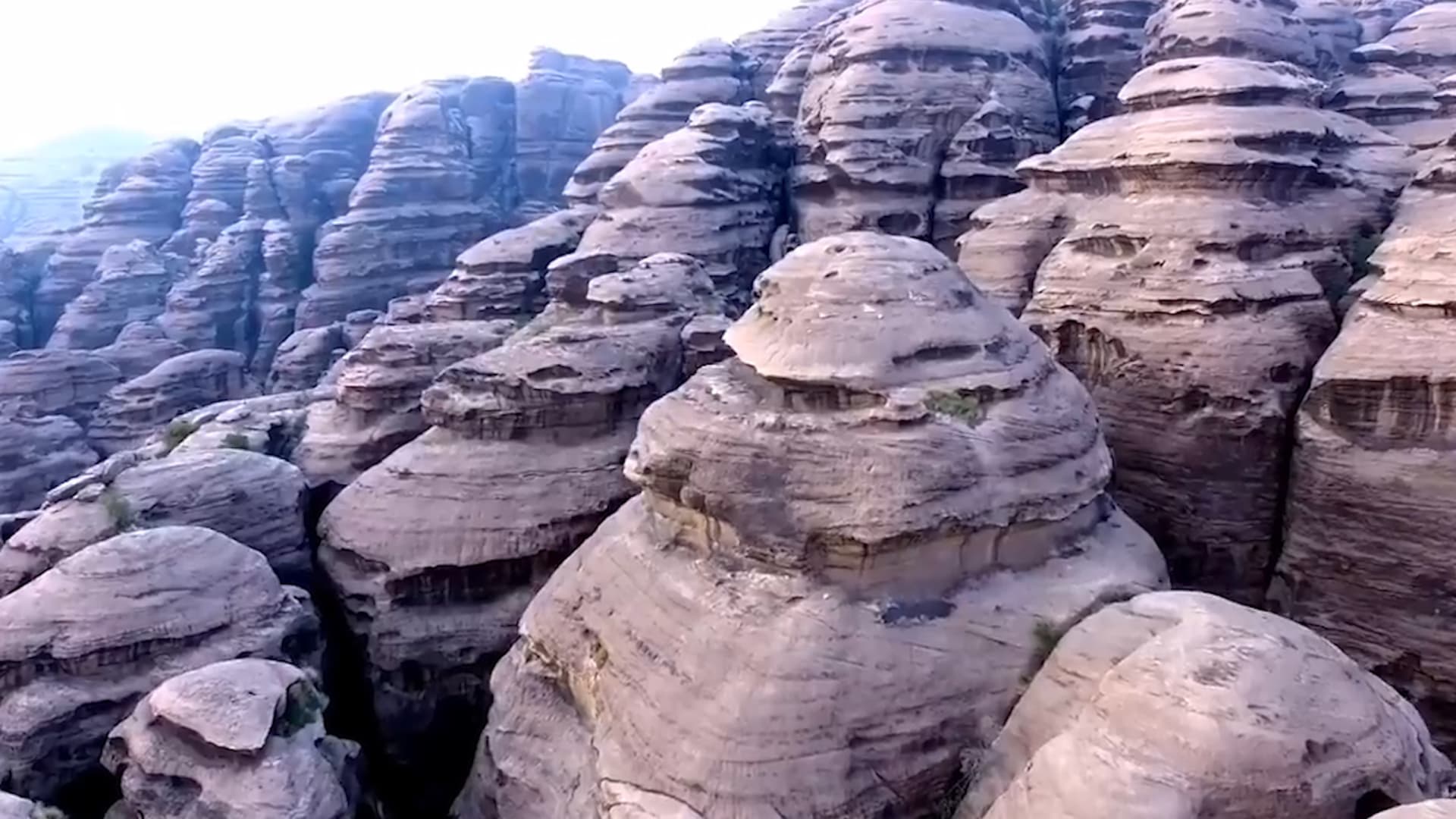 جبال القهر.. مقصد لعشاق المغامرة والتصوير
