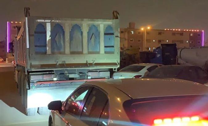 تجاوز خاطئ وسرعات جنونية.. «مرور الرياض» يطيح بقائد الشاحنة المتهور
