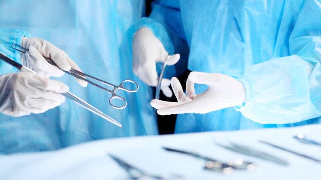 بعد 7 أيام من ابتلاعها.. استخراج قطعة معدنية من مريء طفل بجازان
