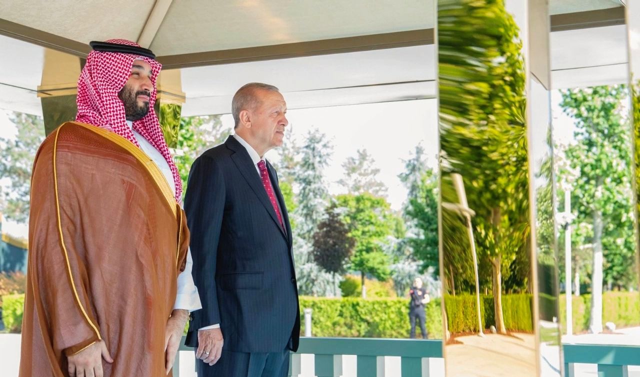 بالفيديو والصور.. مراسم استقبال الرئيس التركي لولي العهد في أنقرة
