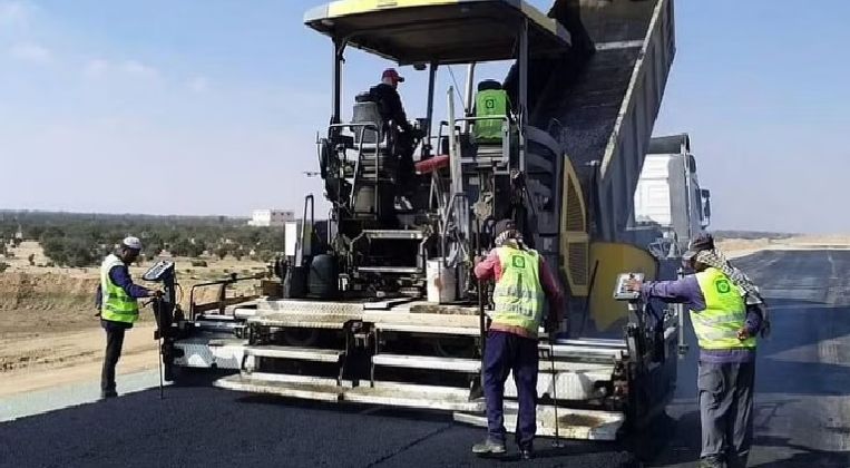  أمانة المدينة تواصل أعمالها في صيانة ومعالجة شبكة الطرق