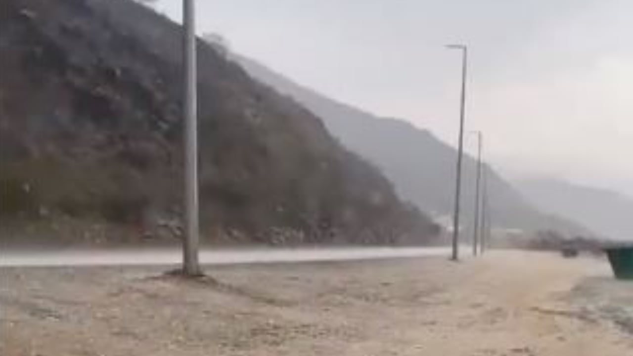 بالفيديو.. أمطار غزيرة مصحوبة بحبات البرد على رجال ألمع