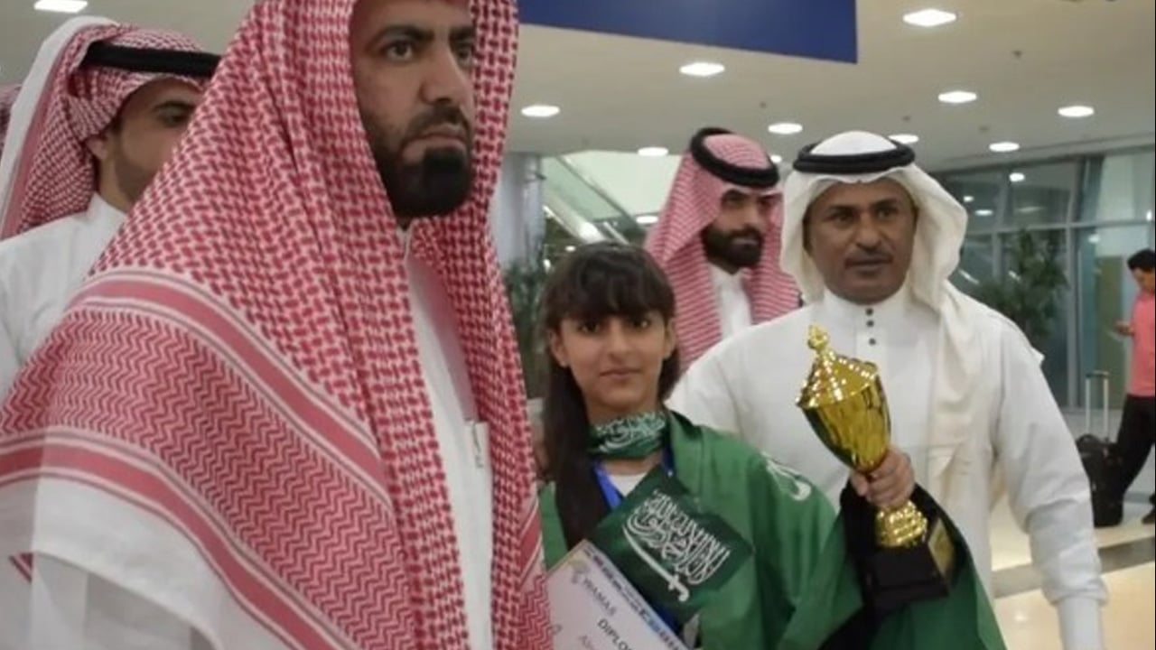 بعد إنجازها العالمي.. استقبال حافل للطالبة اعتزاز النفيعي في تبوك
