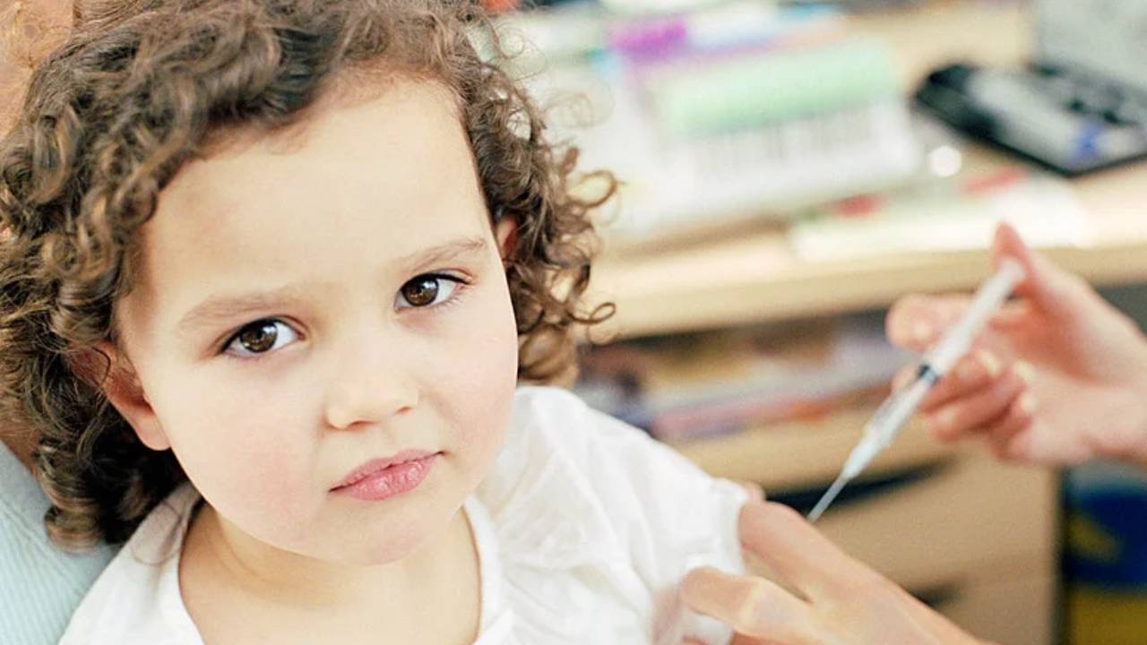 إصابات جديدة بـ«شلل الأطفال» في بريطانيا.. ما أعراض الفيروس ومخاطره؟