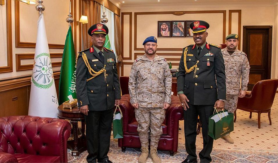 رئيس هيئة الأركان العامة يستقبل الملحق العسكري السوداني الجديد والسابق

