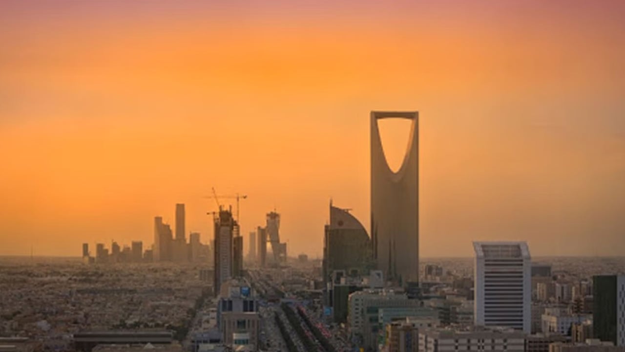 الحصيني: أجواء حارّة جدًّا على معظم مناطق المملكة ودول الخليج الأربعاء
