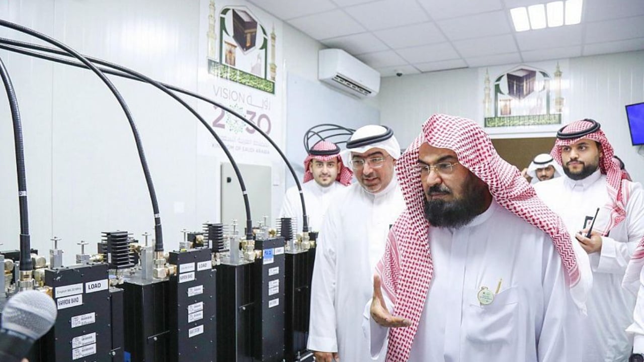 بالصور.. «السديس» يتفقد مقر مشروع ترجمة خطبة عرفة