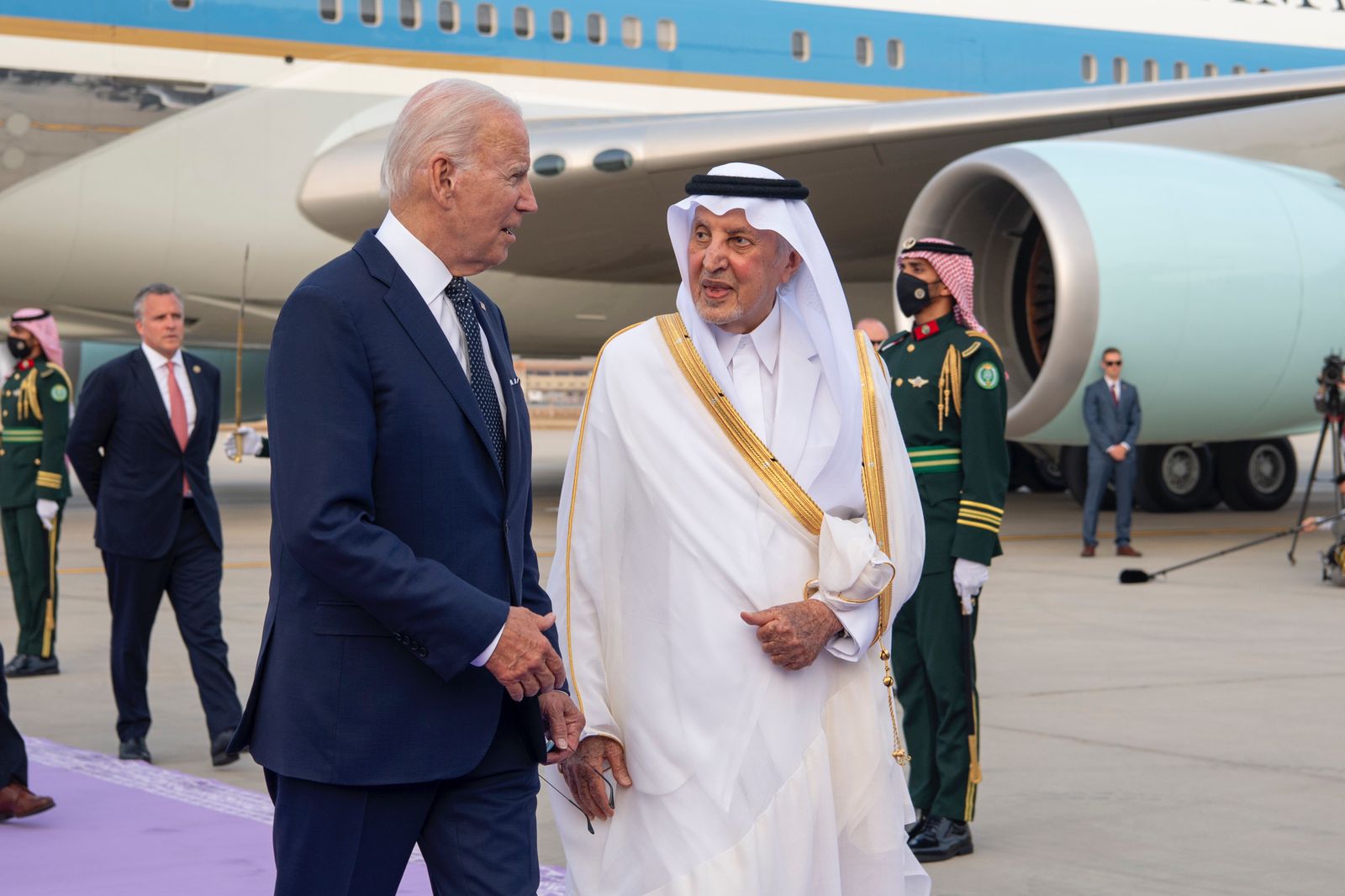 أمير مكة في مقدمة مستقبلي الرئيس الأمريكي في مطار جدة