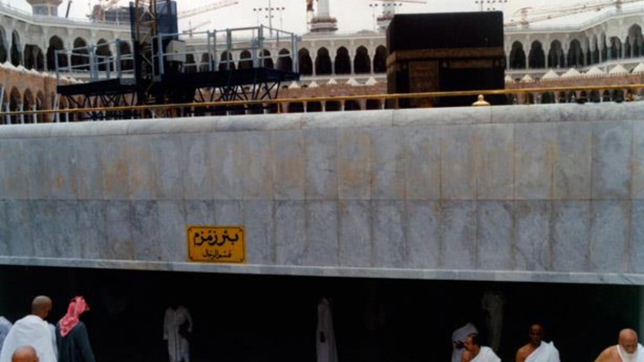 أعاد حفرها جد الرسول.. أستاذ نظم إسلامية يروي قصة اختفاء بئر زمزم