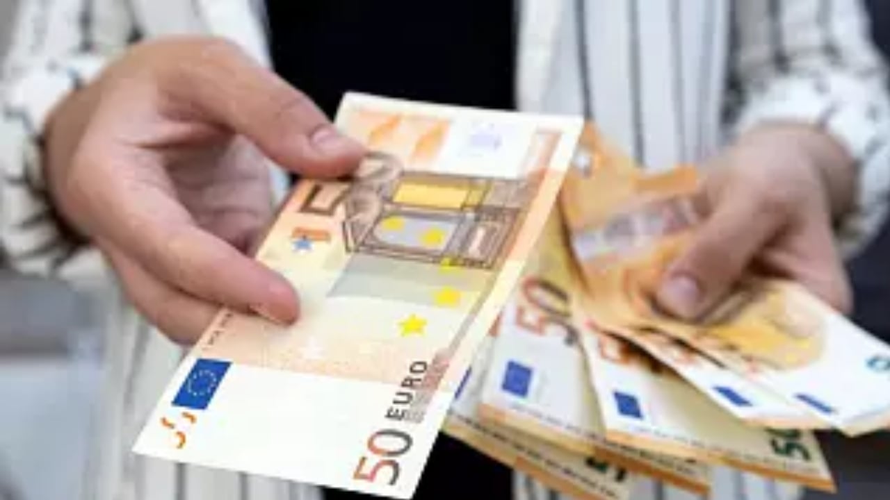
اليورو يهوي لأدنى مستوى في 20 عامًا.. ويقترب من مستوى التعادل مع الدولار