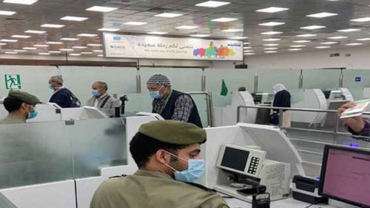 الجوازات: يمكن للأبناء أقل من 18 عامًا السفر في هذه الحالة 