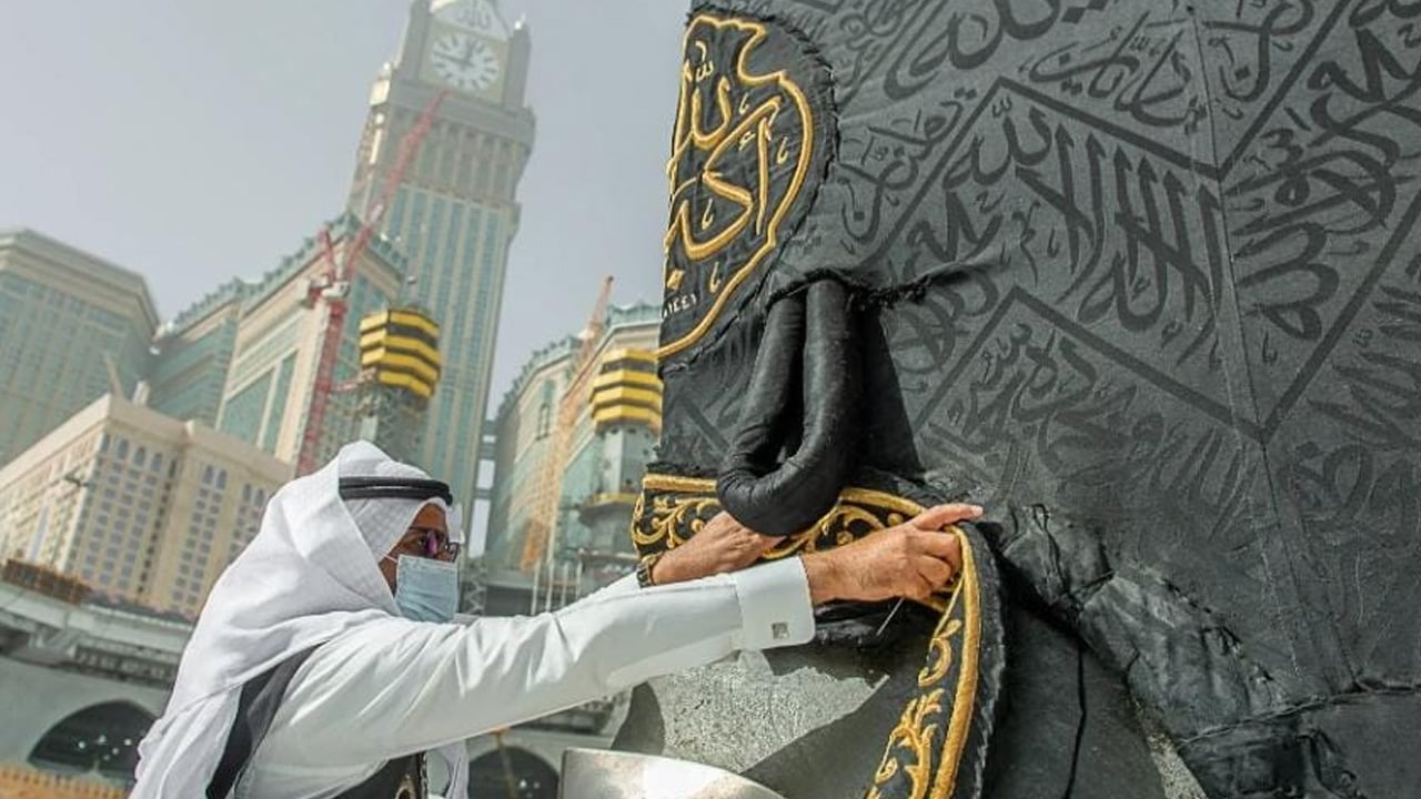 تسليم الكسوة يوم عيد الأضحى.. ومراسم الاستبدال غرّة محرم
