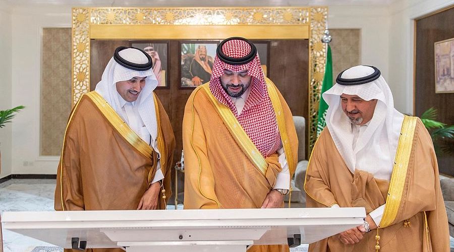 أمير الحدود الشمالية يدشّن مشروعاً تنموياً للطرق بتكلفة بلغت 85 مليون ريال
