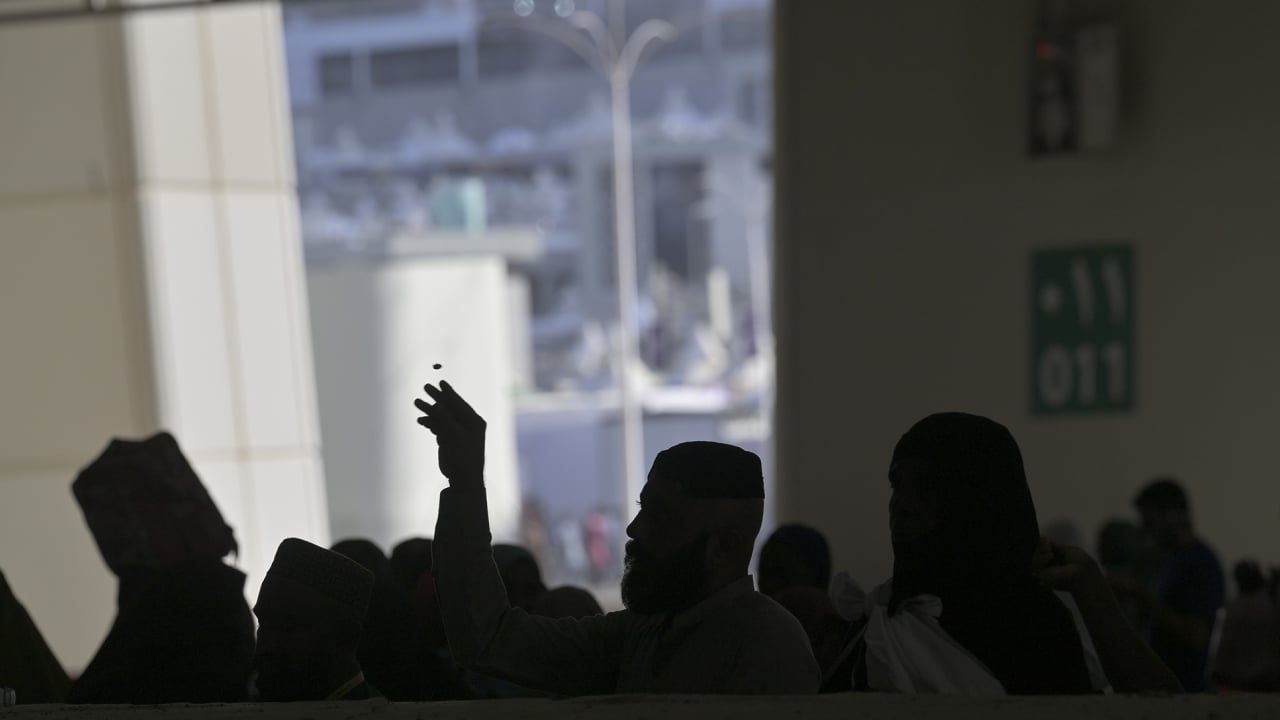 حجاج بيت الله الحرام يكملون رمي الجمرات الثلاث في أول أيام التشريق
