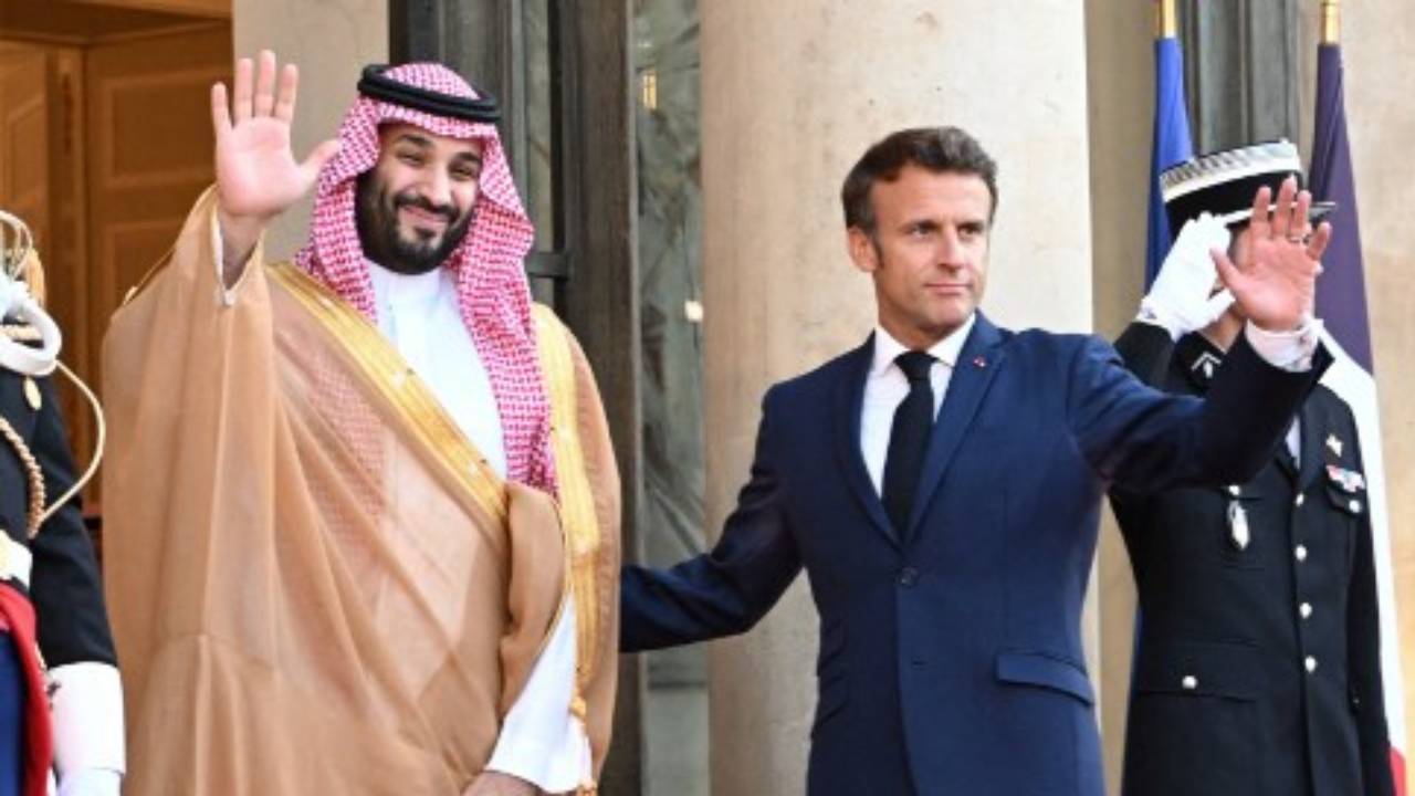 ولي العهد يبعث برقية شكر للرئيس الفرنسي عقب مغادرته باريس