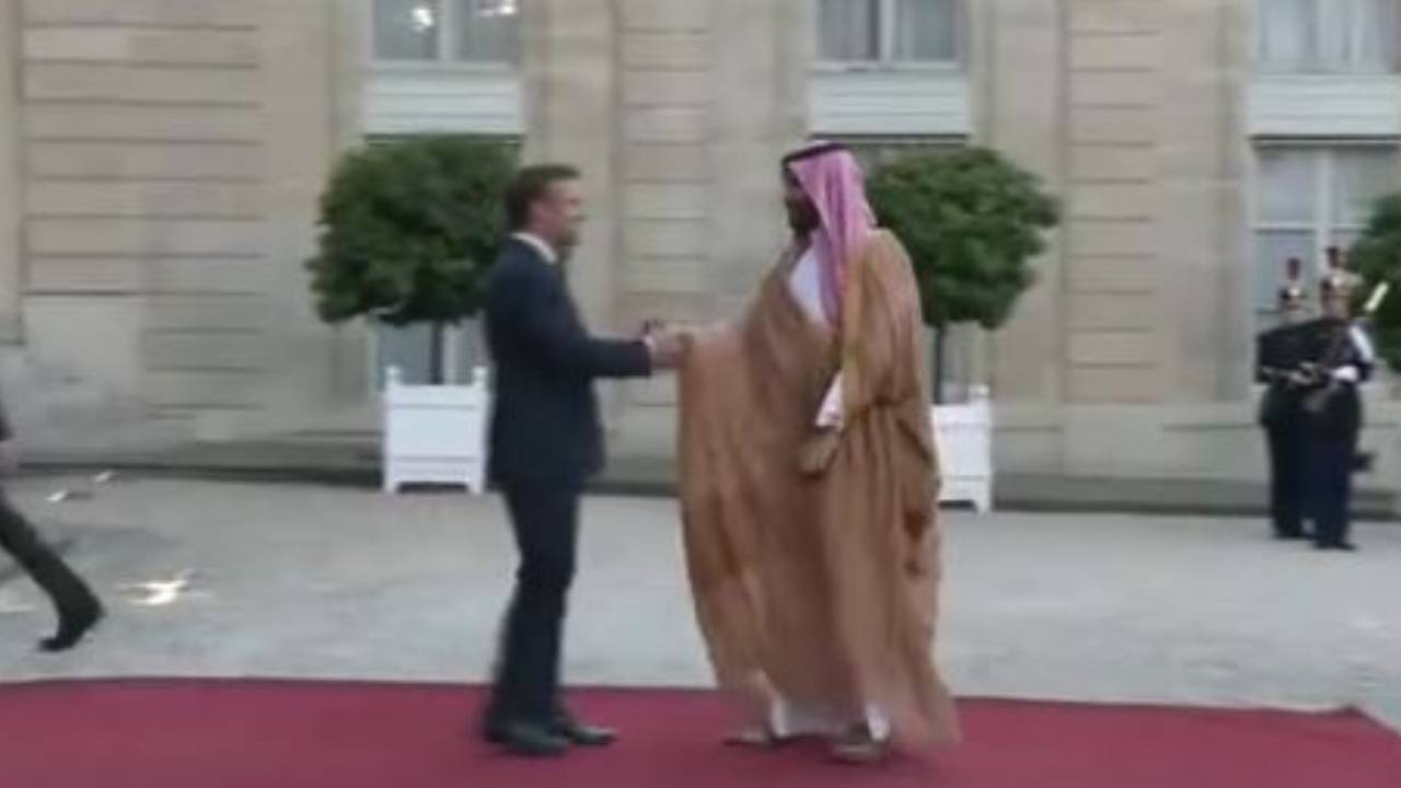 بالفيديو.. لحظة وصول ولي العهد إلى قصر الإليزيه