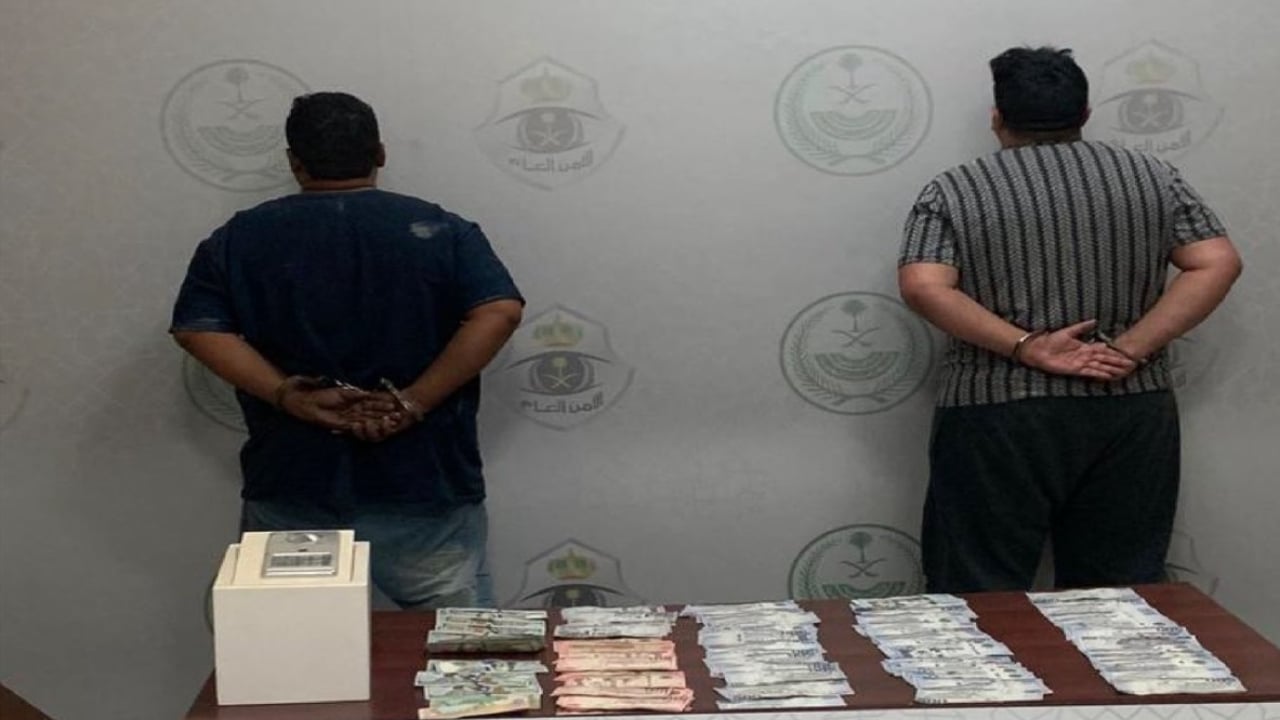 ضبط مقيمين لسطوهما على منزل وسرقة مبلغ مالي في جدة