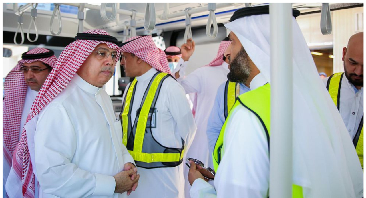 رئيس الطيران المدني يدشن الحافلات الكهربائية بمطار الملك عبدالعزيز الدولي
