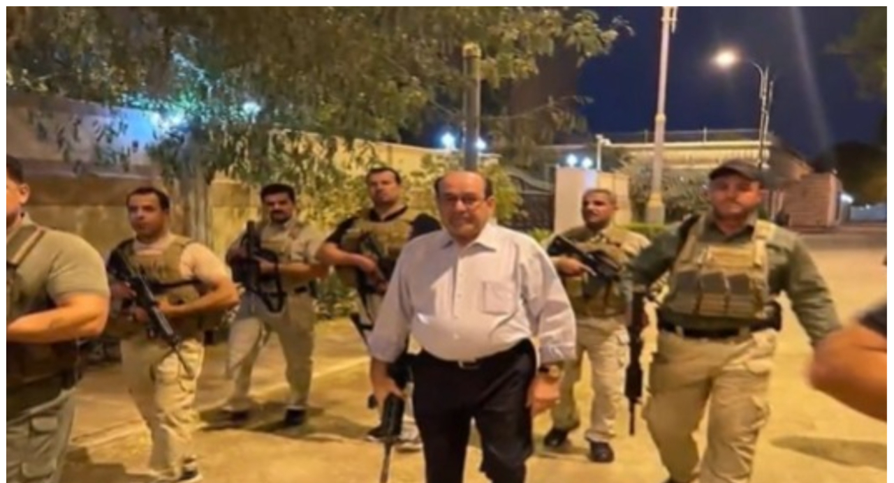 صور تظهر تجول نوري المالكي بالسلاح ومحاطًا بعناصر مسلحة في بغداد
