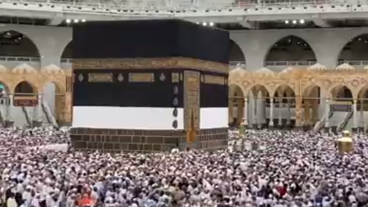 بكلمات مؤثرة ومشاعر جياشة.. حجاج يختتمون مناسكهم في البيت الحرام بطواف الوداع
