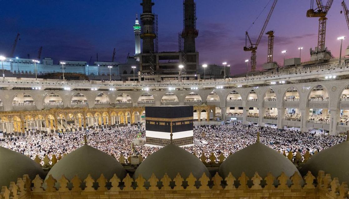 «الحج» تطالب المعتمرين باتباع 9 خطوات لجعل مسار الطواف سالكًا وهادئًا

