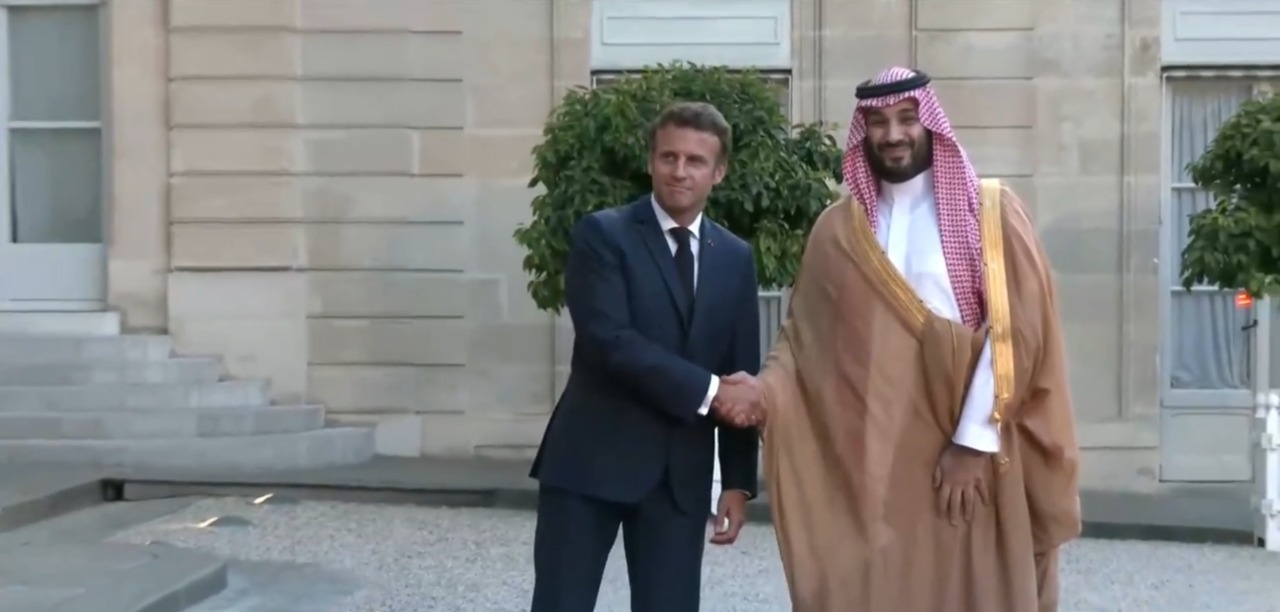 ولي العهد يصل قصر الإليزيه.. والرئيس الفرنسي في مقدمة مستقبليه