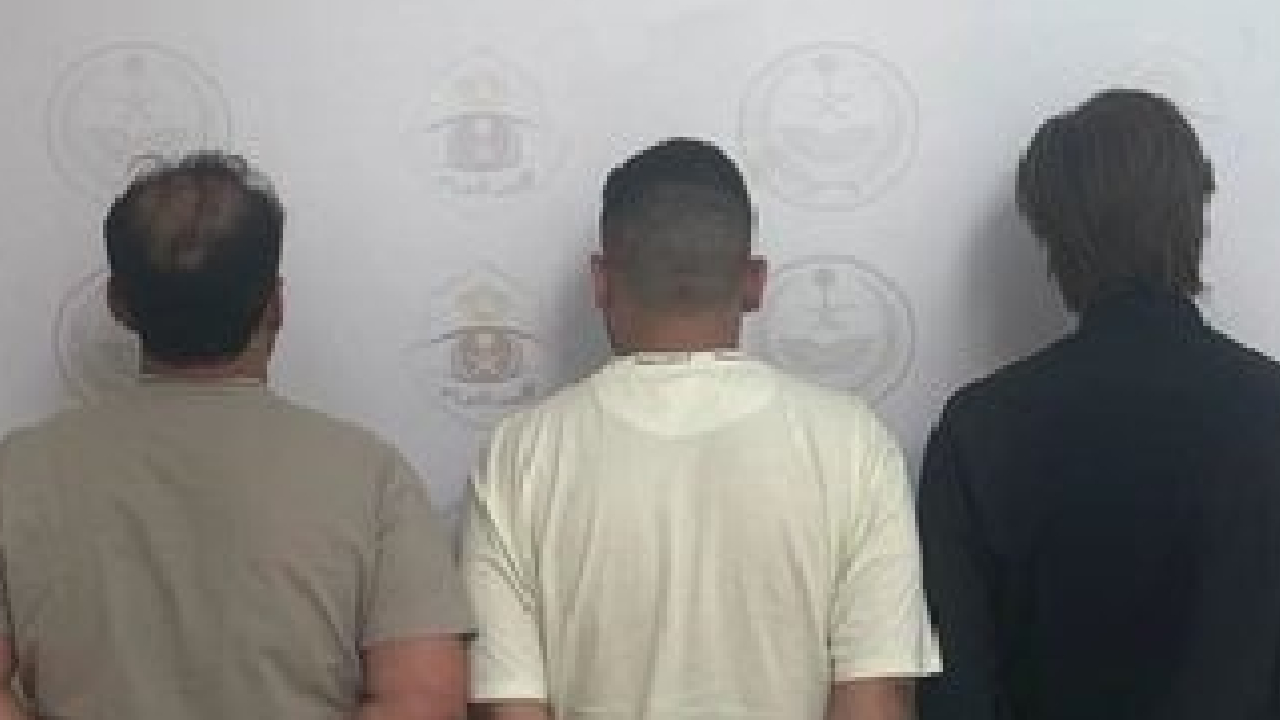 الإطاحة بـ3 أشخاص لسرقتهم مبلغًا ماليًا ومصوغات ذهبية من منزل بالمدينة المنورة
