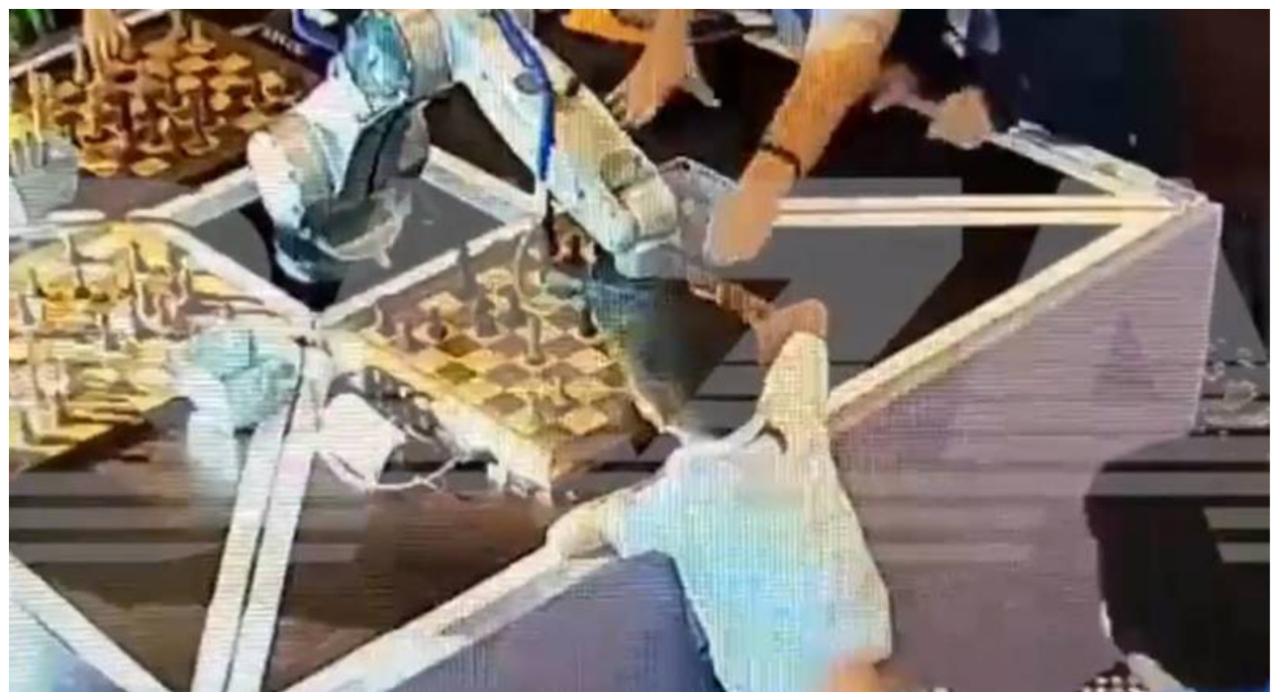 في لقطة مثيرة.. روبوت يهاجم طفلًا خلال مباراة شطرنج بروسيا (فيديو)
