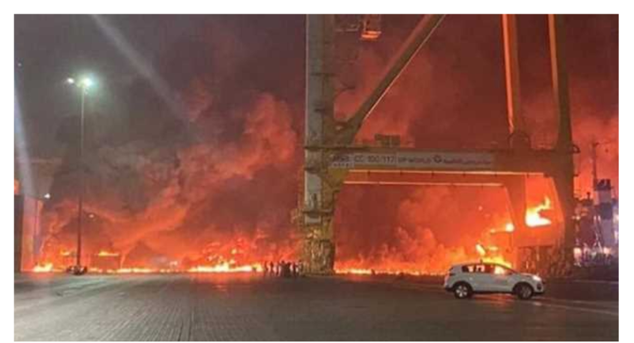 حريق هائل في سفينة شحن محملة بالسيارات بميناء دبي 
