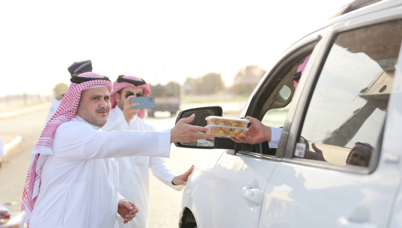 مهرجان التمور بوادي الدواسر يوزع الرطب في مداخل المحافظة على المسافرين 

