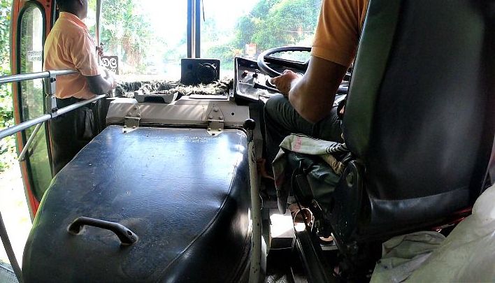 بحثا عن لقمة العيش.. أكاديمي بصنعاء يترك التدريس ويتحول إلى سائق باص

