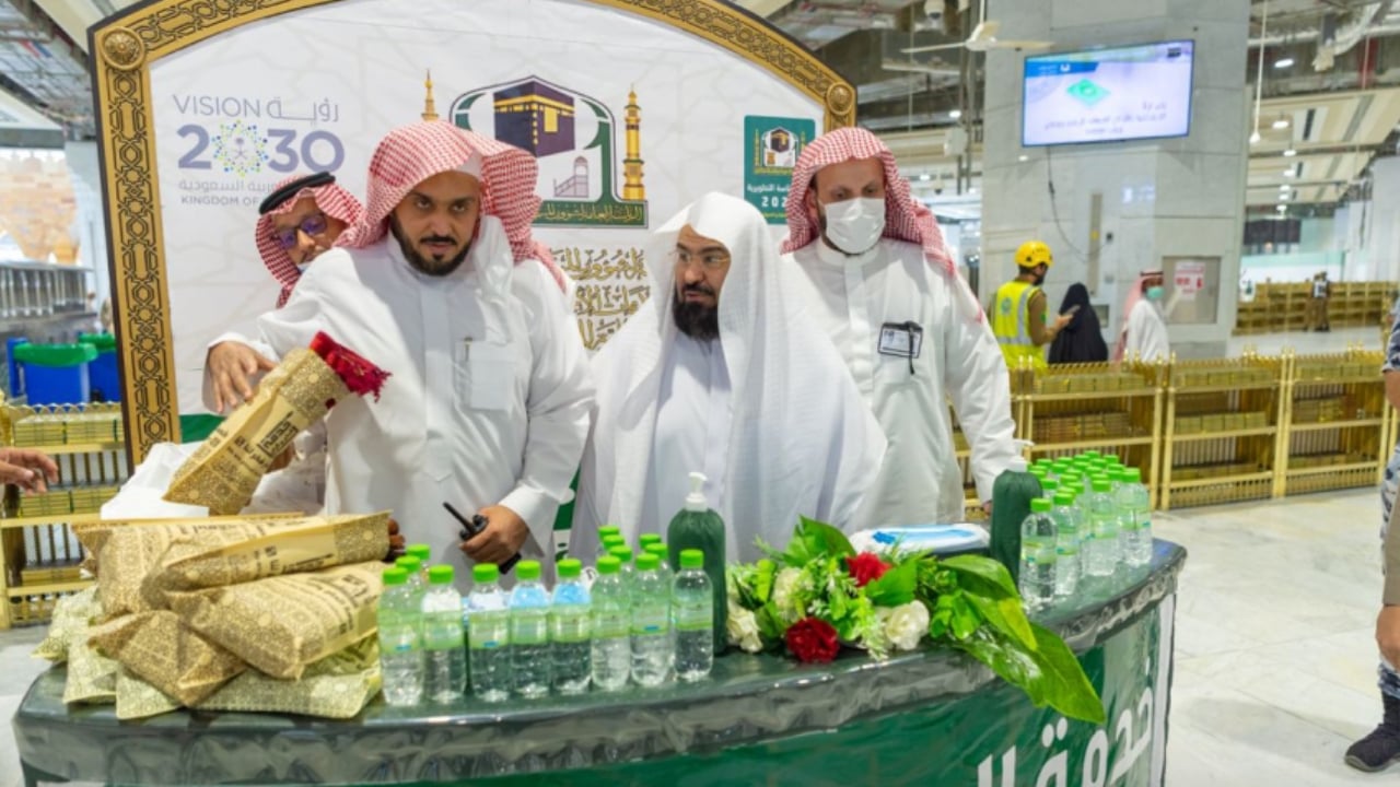 الرئيس العامّ يشارك بتوزيع الهدايا على حجاج بيت الله الحرام