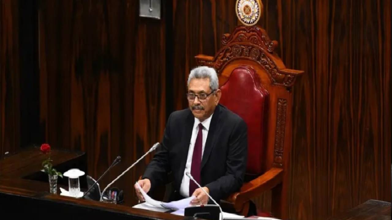بعد احتجاجات شعبية.. رئيس سريلانكا يفرّ إلى المالديف بطائرة عسكرية 