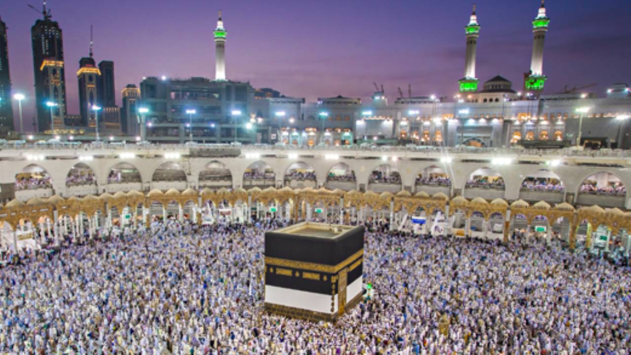 المطوف.. مهام نوعية في خدمة ضيوف الرحمن 