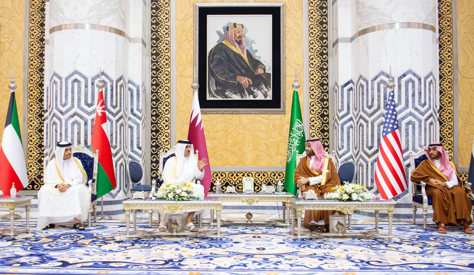 ولي العهد يستقبل أمير قطر بمطار جدة.. واكتمال وصول الوفود
